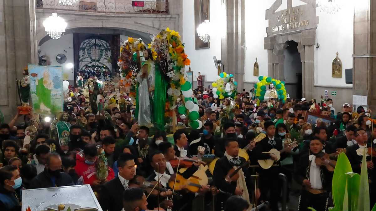 Devotos llegan a festejar a San Judas Tadeo al templo de San Hipólito