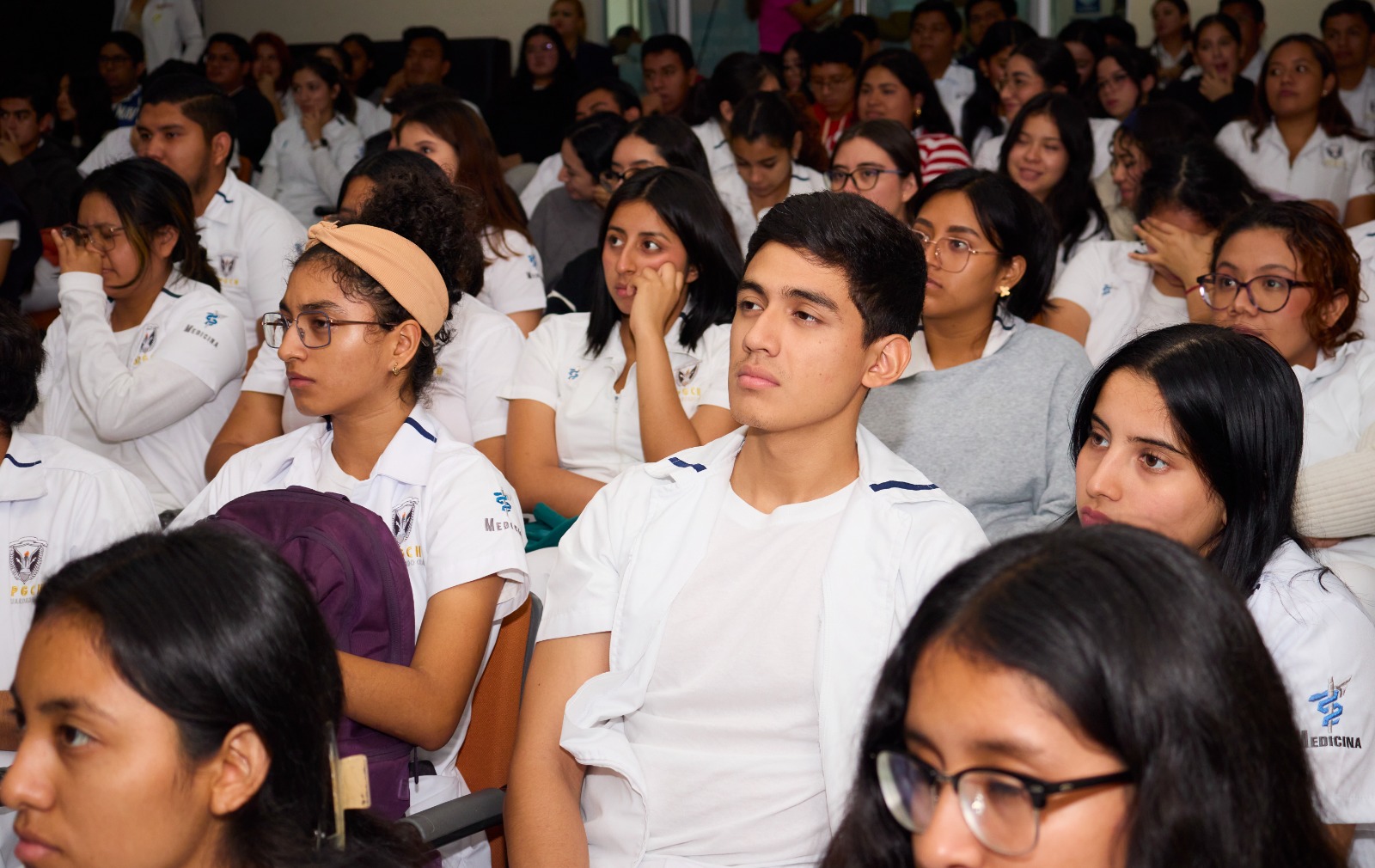 En el marco del Día Mundial de la Salud Mental, la Universidad Pablo Guardado Chávez hizo extensiva la invitación al Instituto del Deporte a través del Centro de Medicina y Ciencias Aplicadas al Deporte (CEMECAD), y su departamento de psicología, a compartir sus experiencias estando presentes dos atletas destacados que han representado a Chiapas en eventos nacionales. Ulises Robles, de Luchas Asociadas y Josué Meneses, de Tiro Deportivo, expusieron ante unos 200 alumnos de la Universidad Pablo Guardado Chávez, como el deporte les ha beneficiado. Por su parte, Lorena Andrade Gómez, de la Jurisdicción Sanitaria número 1, en entrevista señaló, que en el marco de la conmemoración del Día Mundial de la Salud Mental se impartieron temas como el suicidio, Síndrome de burnout, Sin salud mental no hay salud, Técnicas para prevenir el estrés, entro otros; dirigidos a alumnos de los diferentes semestres del área de medicina, de la Universidad Pablo Guardado Chávez. Andrade Gómez dijo que, se estarán sosteniendo más reuniones con instituciones educativas tanto de gobierno como particulares y empresas, esto con el fin de seguir llevando estas herramientas de prevención, “la finalidad de hacer extensiva esta invitación al Instituto del Deporte, es porque la salud mental y el deporte van de la mano en pro de las y los chiapanecos”, refirió. Por su parte, Magali Palacios Gallegos, del Área de Psicología del Indeporte, comentó, “es importante seguir trabajando en la salud mental de las y los jóvenes chiapanecos y lo que podamos abonar desde el Cemecad lo haremos con mucho gusto”. En esta ocasión también estuvieron presentes los atletas, Josué Meneses Ballinas, de Tiro Deportivo, y Ulises Sánchez Robles, de Luchas Asociadas; quienes coincidieron que es importante la salud mental en el tema deportivo y emocional, ya que ambos van de la mano para un buen desarrollo en todos los ámbitos de su vida. Cabe mencionar que, el Día Mundial de la Salud Mental se conmemora cada 10 de octubre, fecha que se estableció en 1992 por la Federación Mundial para la Salud Mental (World Federation for Mental Health, WFMH). Este día ha servido para poner sobre la mesa diversas problemáticas y avances en este campo.