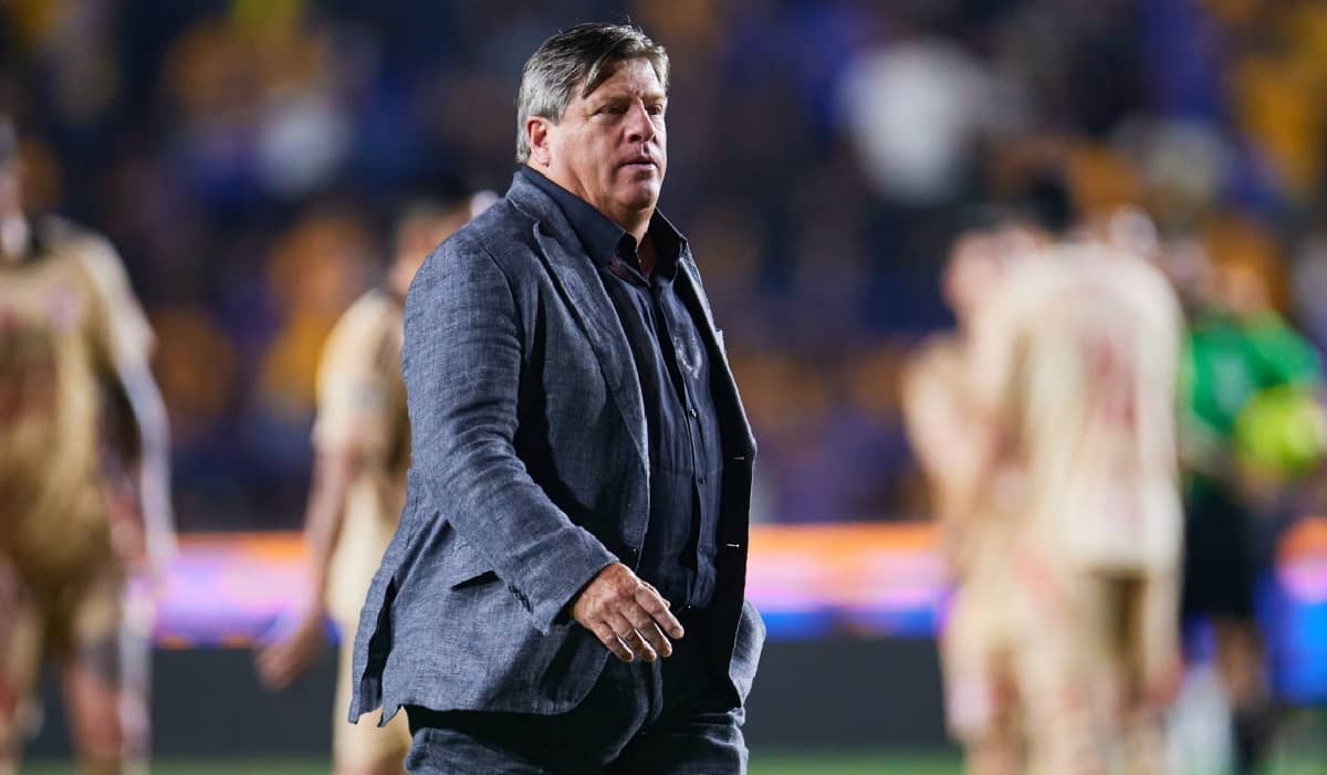 La aventura de Miguel Herrera por FOX Sports podría terminar pronto, puesto que estaría dispuesto a regresar a los banquillos, en específico, del Necaxa. Y es que el Piojo tendría las puertas abiertas para dejar en cualquier momento a la televisora con base en que su contrato tiene cláusulas de salida en caso de que algún lo busque como director técnico, y donde se le asoma la oportunidad de dirigir a los Rayos. Interés del Necaxa por Miguel Herrera De acuerdo con 365ScoresMX, el Piojo se ha acercado a la directiva del club hidrocálido para tantear el terreno después del despido de Eduardo Fentanes a tres jornadas de que termine el Apertura 2024. "Miguel Herrera ha sido ofrecido a Necaxa para ser su próximo DT", señalaron; aunque, eso sí, en los Rayos no hay prisa por encontrar nuevo timonel. "Necaxa ya está buscando opciones y aún no se han iniciado las negociaciones con el Piojo Herrera debido a que Necaxa se quiere tomar con calma la decisión para decidir a su próximo DT", insistieron. Miguel Herrera se rinde ante Eduardo Fentanes Incluso, curioso momento el que ocurrió anoche en FOX Sports, cuando el Piojo formó parte de los panelistas de La Última Palabra, y quienes charlaron con Eduardo Fentanes. "No fue de mutuo acuerdo, fue un cese; yo andaba con energía con los jugadores de no bajar los brazos. Frustrado ahora, pero muy agradecido con la familia Tinajero y los socios estadounidenses, el staff y los jugadores que hoy se han manifestado, pero agradecido por la oportunidad", señaló el ahora exentrenador del Necaxa. Ante ello, el 'Piojo' se rindió al trabajo realizado por Eduardo Fentanes: "Sabemos que no existe lo del 'mutuo acuerdo', fue un cese. Te felicito, para mí desde que tomaste el equipo se veía muy bien. Como lo quiere Necaxa, que forme jugadores y que no quiere que estén peleando las posiciones de abajo, lo hiciste muy bien", mencionó. Agregando que "hay que resaltar los números, y más porque a los mexicanos no nos reconocen nada; tomaste un equipo en el último lugar de la porcentual y hoy lo entregas sin problema. Te tienes que ir tranquilo porque hiciste un gran trabajo, felicitarte y desearte que pronto tengas otra oportunidad", concluyó.