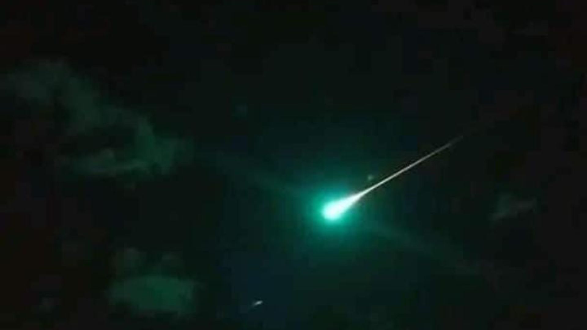 Reportan supuesta caída de meteorito en San Luis Potosí; una luz inusual ilumina el cielo