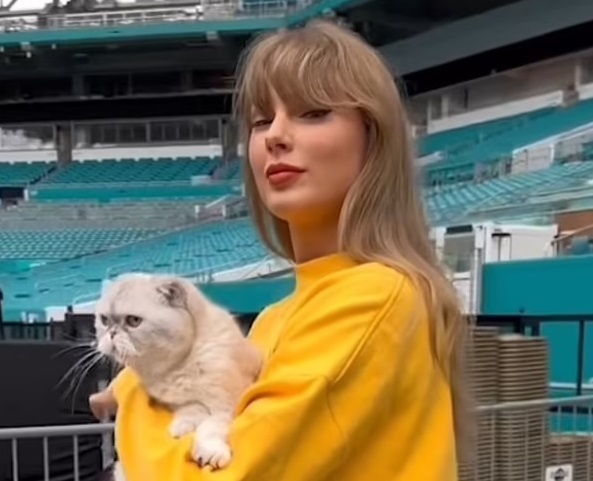 Taylor Swift parece usar la sudadera de Travis Kelce mientras inicia la última etapa del Eras Tour sin él