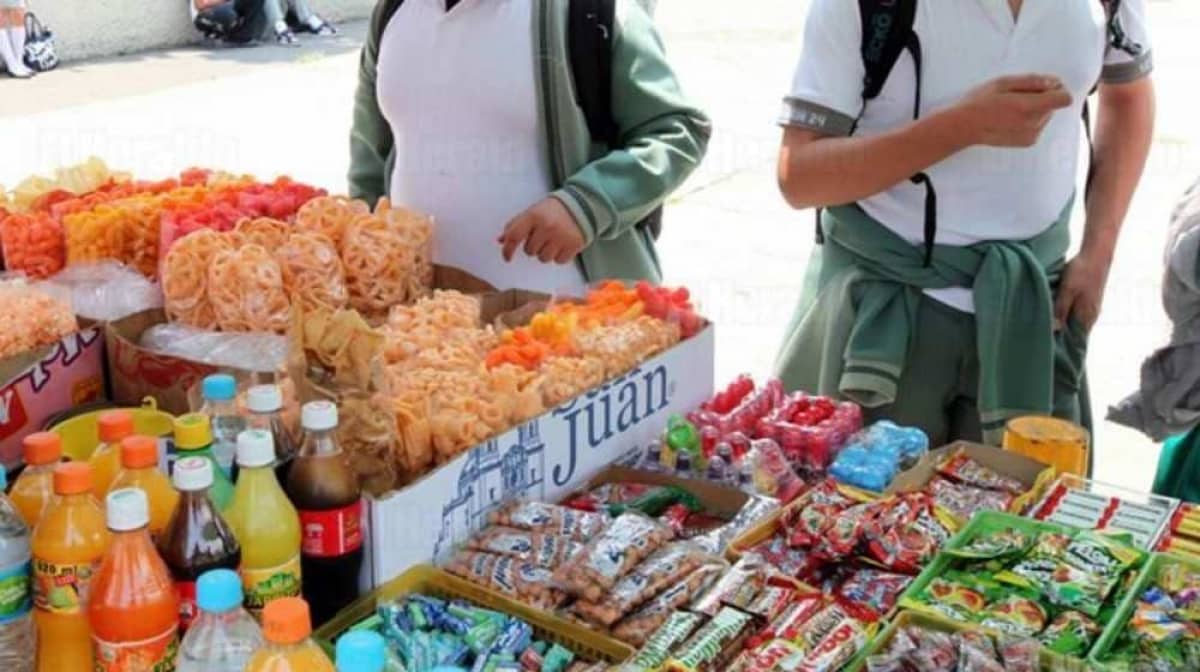 ¿Qué sabemos del plan de Sheinbaum para ‘expulsar’ los refrescos y las papitas de las escuelas?