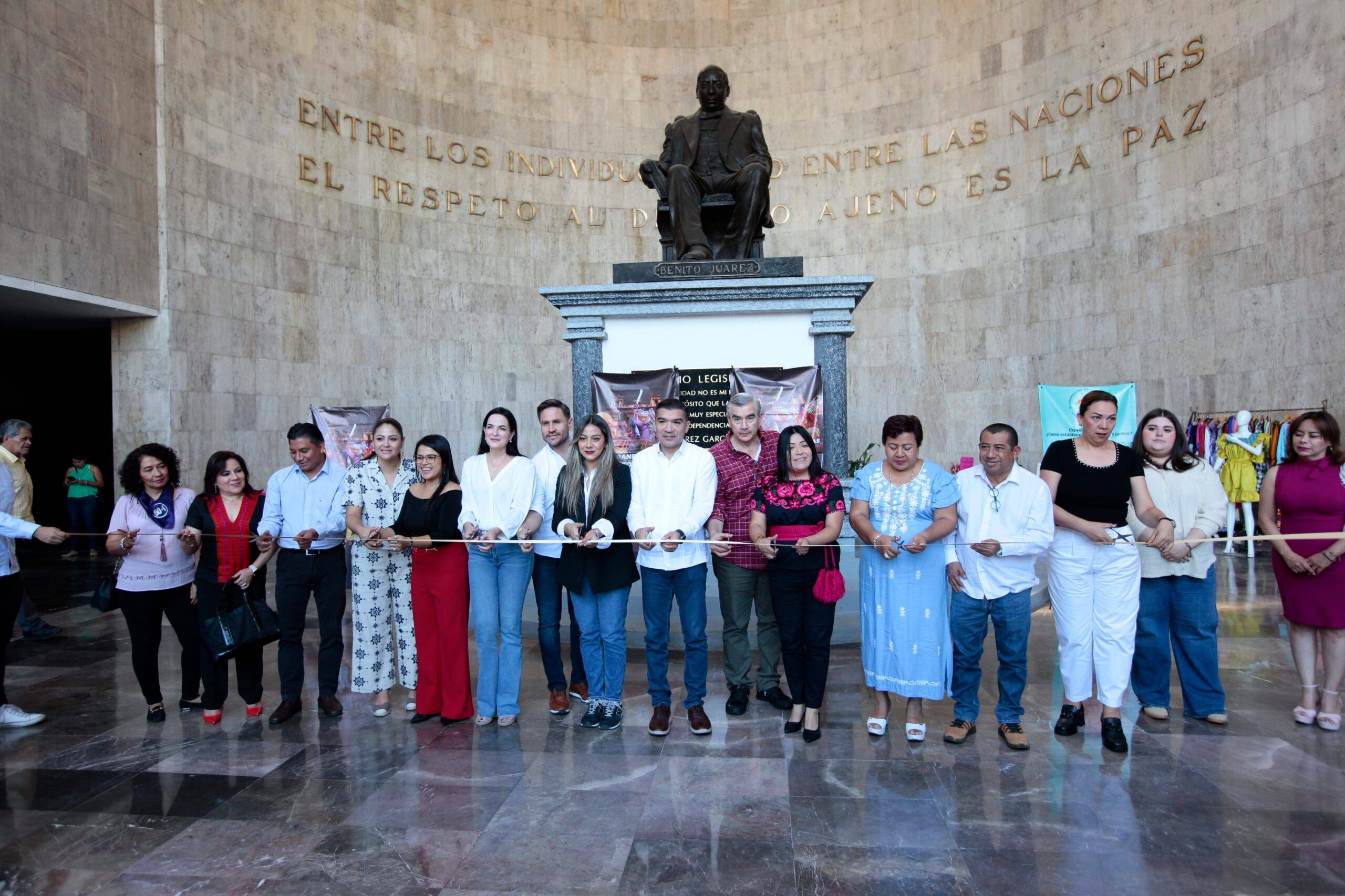 Inauguran expoventa y realizan conversatorio en Congreso de Chiapas