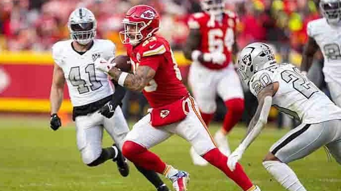 Patrick Mahomes y los Chiefs ya están en playoffs de NFL gracias a los Raiders