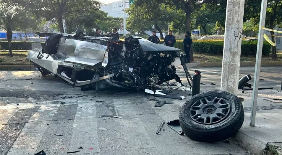 Soporta armas biológicas, pero no a México: otra Cybertruck se despedaza en el país