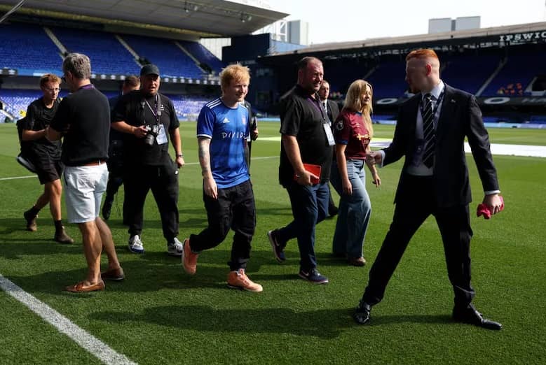 Ed Sheeran ficha a jugador momentos antes subir al escenario con Taylor Swift