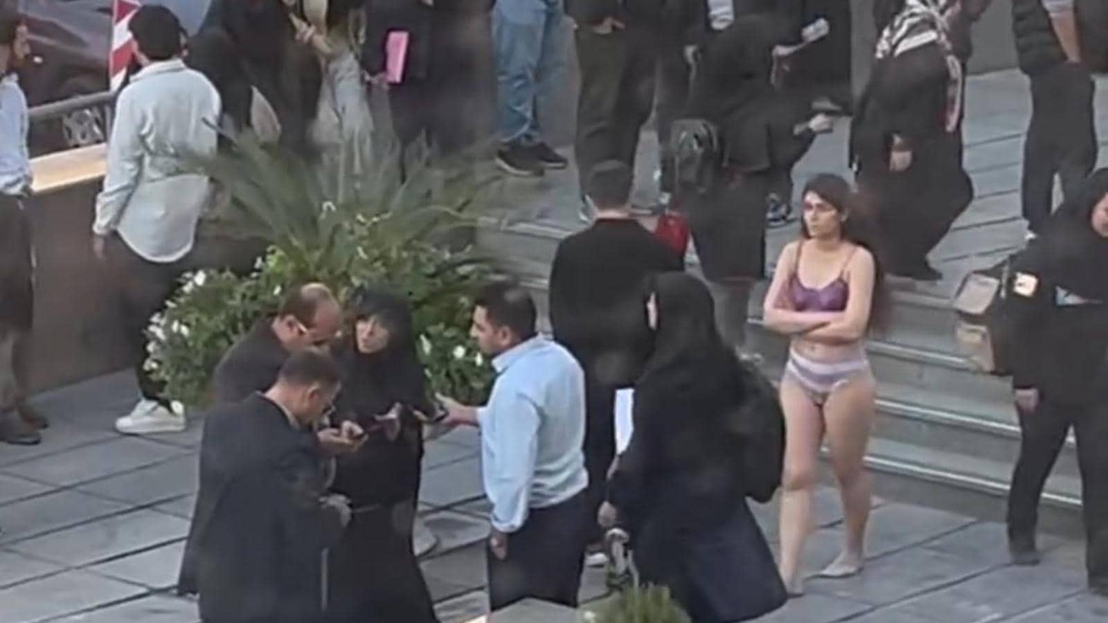 Estudiante iraní se desnuda como protesta, es detenida y su imagen se hace viral