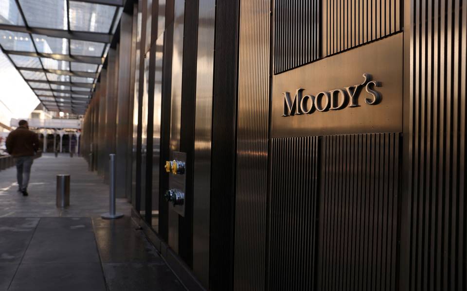 Moody’s cambió la perspectiva de las calificaciones del gobierno de México de estable a negativa y afirmó las calificaciones de emisor, las calificaciones de largo plazo de deuda sénior no garantizada en “Baa2”. “El cambio de perspectiva se debe a nuestra opinión de un debilitamiento de la formulación de políticas y del entorno institucional que corre el riesgo de socavar los resultados fiscales y económicos. El deterioro de la asequibilidad de la deuda y una mayor rigidez del gasto público dificultan la consolidación fiscal, tras la ampliación del déficit público este año, lo que supone una desviación de un historial de larga data de déficits bajos independientemente de las presiones económicas. Al mismo tiempo, la reforma constitucional corre el riesgo de erosionar los controles y contrapesos del sistema judicial del país, con un posible impacto negativo en la solidez económica y fiscal de México'”, dijo. Agregó que existe una mayor probabilidad de que los pasivos contingentes derivados de Pemex, puedan materializarse en el balance del gobierno, sin restablecer al mismo tiempo la sostenibilidad de la deuda a largo plazo de la petrolera y, por lo tanto, manteniendo los riesgos fiscales para el gobierno.