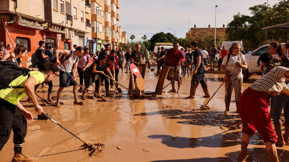 Miles de soldados y policías llegan a zonas devastadas por inundaciones en España