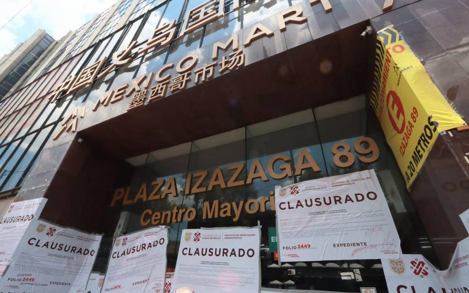 El secretario de Economía, Marcelo Ebrard dio a conocer que, en un operativo realizado en la Plaza de Izazaga 89, ubicada en el Centro Histórico de Ciudad de México, se decomisaron 88 mil piezas de contrabando. De acuerdo con una publicación del excanciller se trata de la Operación Limpieza, instruida por la presidenta, Claudia Sheinbaum, con la que se busca aplicar la extinción de dominio en la plaza que se ha hecho famosa por la venta de productos chinos a precios bajos. Será el Instituto Mexicano de la Propiedad Industrial (IMPI) el encargado de resguardar y destruir los productos que fueron decomisados en el lugar, Ebrard agradeció el apoyo proporcionado por la Secretaría de Seguridad Ciudadana (SSC) capitalina, así como a la Secretaría de Marina por el apoyo durante el operativo. Además, dijo que este es el inicio de operativos para decomisar mercancía que se encuentre en el la zona Centro y que no tengan documentación; además se avisará al dueño de la plaza ubicada en la avenida Izazaga con el número 89, a través de la fiscalía capitalina, que se aplicará la extinción de dominio tras varios operativos. En el despliegue, se registraron al menos 3 bodegas en las que se encontraron productos de piratería de la marca Disney, mercancía que también fue decomisada y hasta el momento no se reportan personas detenidas. Cómo afecta la mercancía china en México De acuerdo con un comunicado del IMPI, se confiscó mercancía marcada como ilícita en la Ley Federal de la Propiedad Industrial. El operativo se enmarca en las directrices nacionales del combate a la mercancía introducida y distribuida de manera ilegal en el país y en el contrabando, mismo que afecta a industrias como la del calzado, la ropa, juguetes y otras nacionales. En el operativo realizado este jueves se contó con 50 inspectores del IMPI, 42 elementos de la Marina, 100 policías, 60 elementos de Inteligencia e Investigación, 12 funcionarios de comercio exterior que decomisaron piratería también de productos Marvel, Sanrío y Nintendo. El Centro Histórico de la Ciudad de México es reconocido por ser un punto de comercio clave en el país, en donde se pueden encontrar cualquier producto de ropa, zapatos, juguetes, alimentos, artículos de temporada, decorativos, de limpieza y de festividades; sin embargo, varios espacios se han visto invadidos por el comercio asiático, lo que les ha quitado espacios a los comerciantes nacionales para poder vender sus productos.