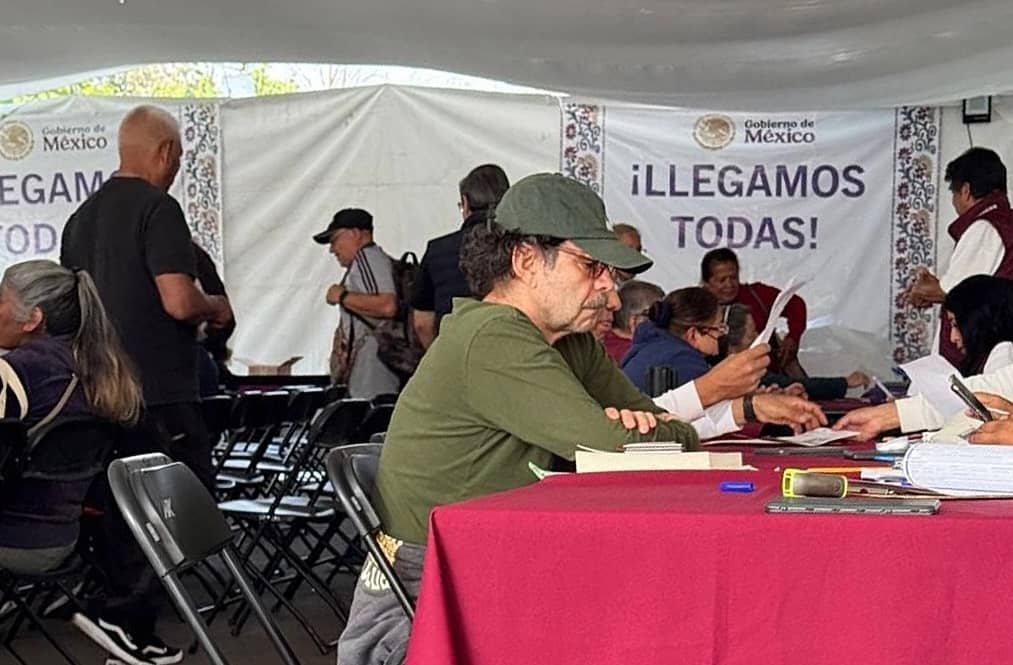 Captan a Gabriel Quadri haciendo el registro para la Pensión del Bienestar; Sheinbaum reacciona