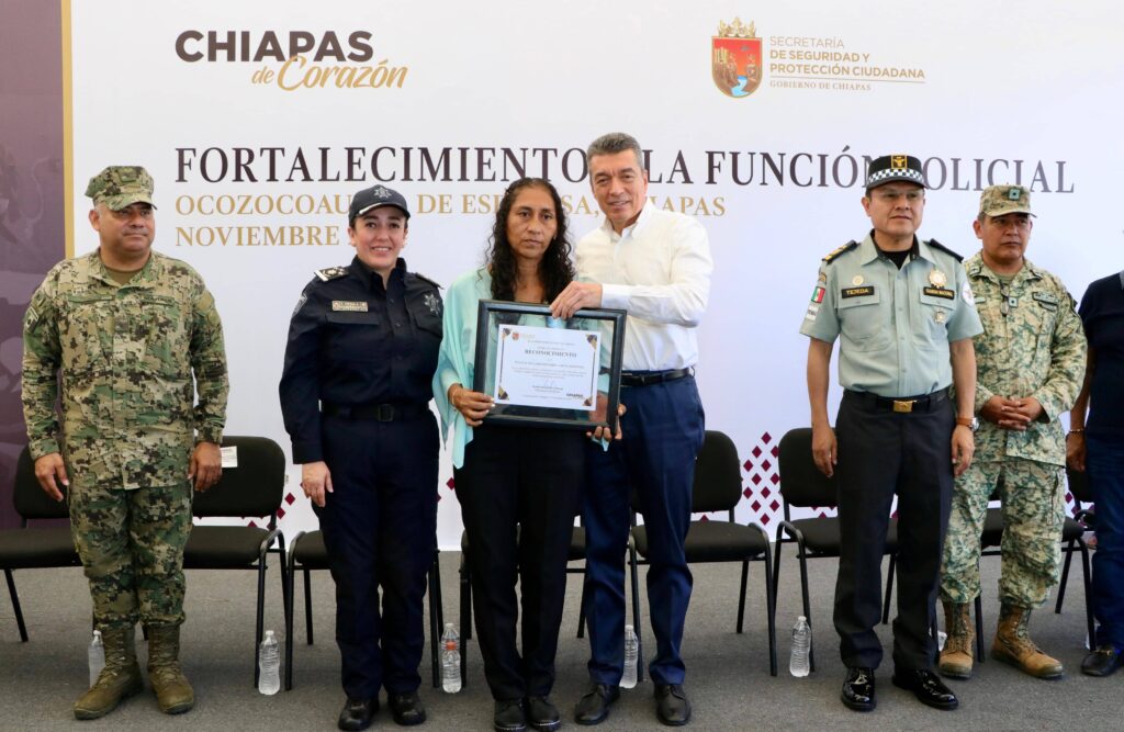 REC ENTREGA RECONOCIMIENTOS POLICIAS 6 1