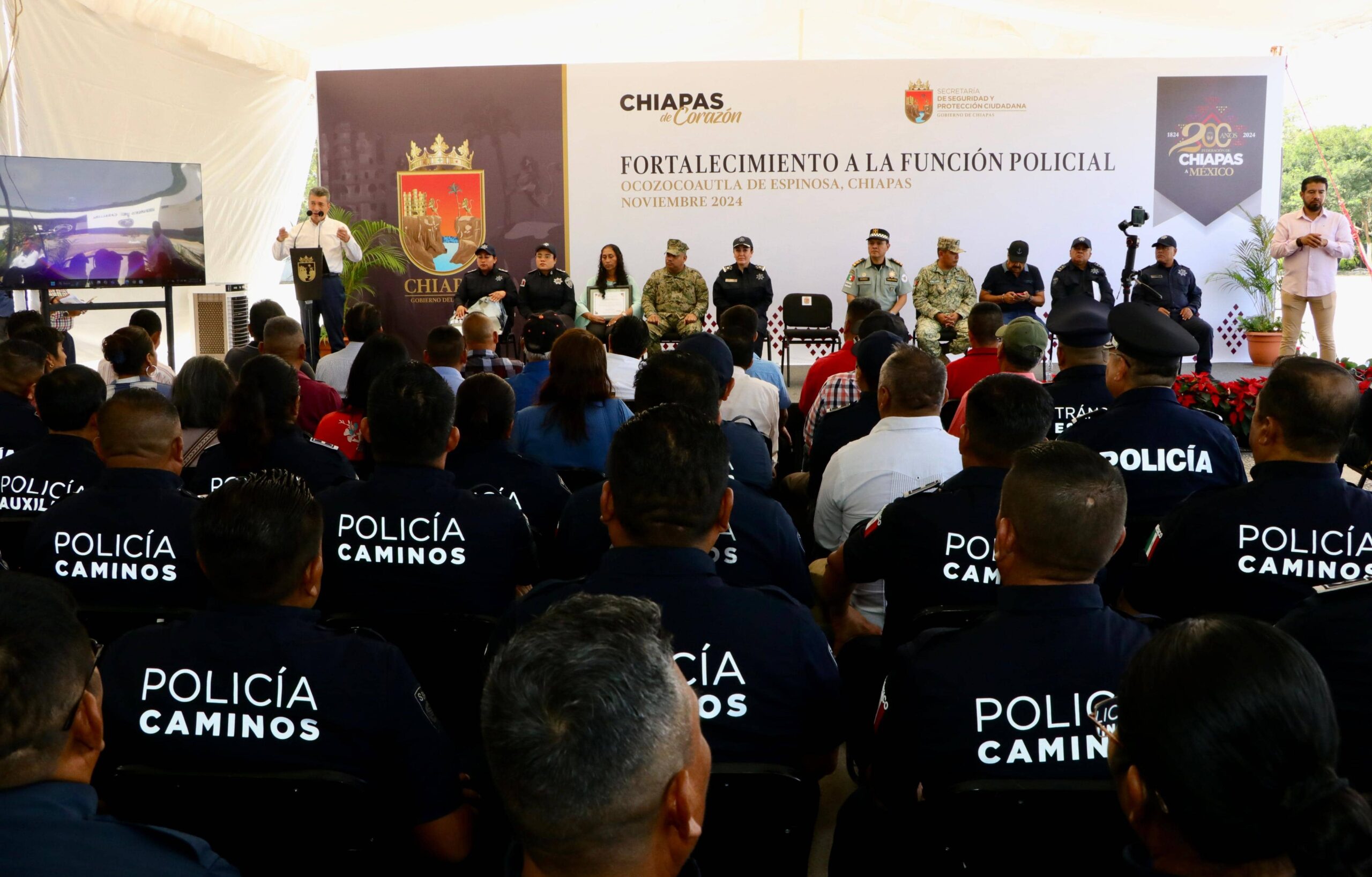 Rutilio Escandón entrega uniformes, equipo, reconocimientos y certificados a policías