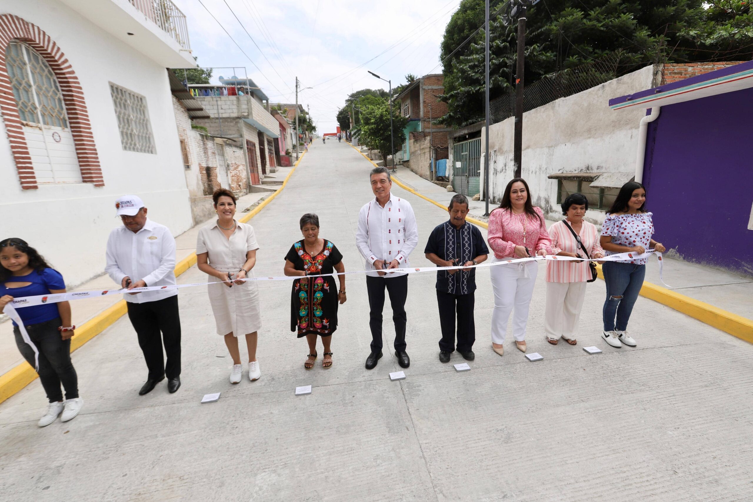 Inaugura Rutilio Escandón pavimentación de la calle Veinticuatro en la Colonia Las Casitas, en Tuxtla Gutiérrez