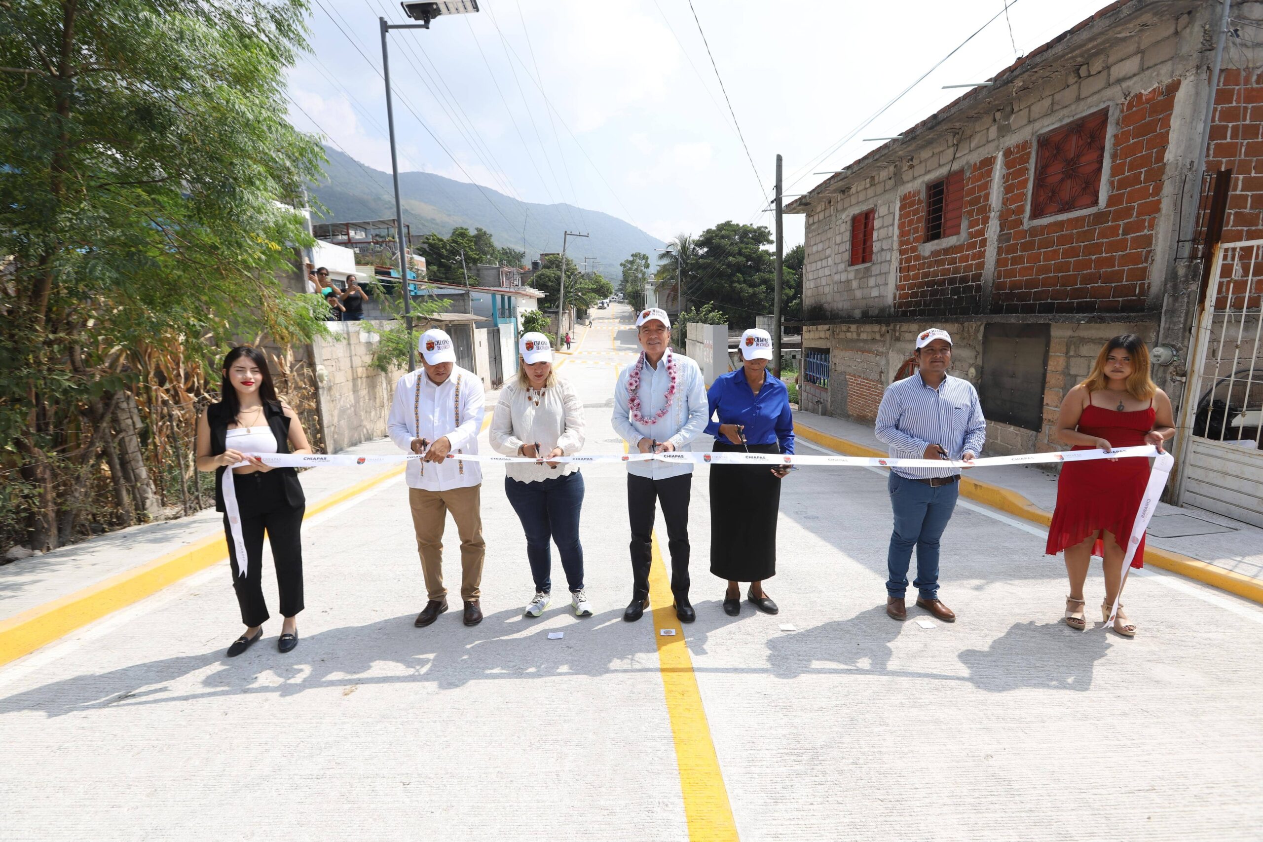 Rutilio Escandón inaugura la pavimentación de la avenida Baja California en la colonia Las Granjas