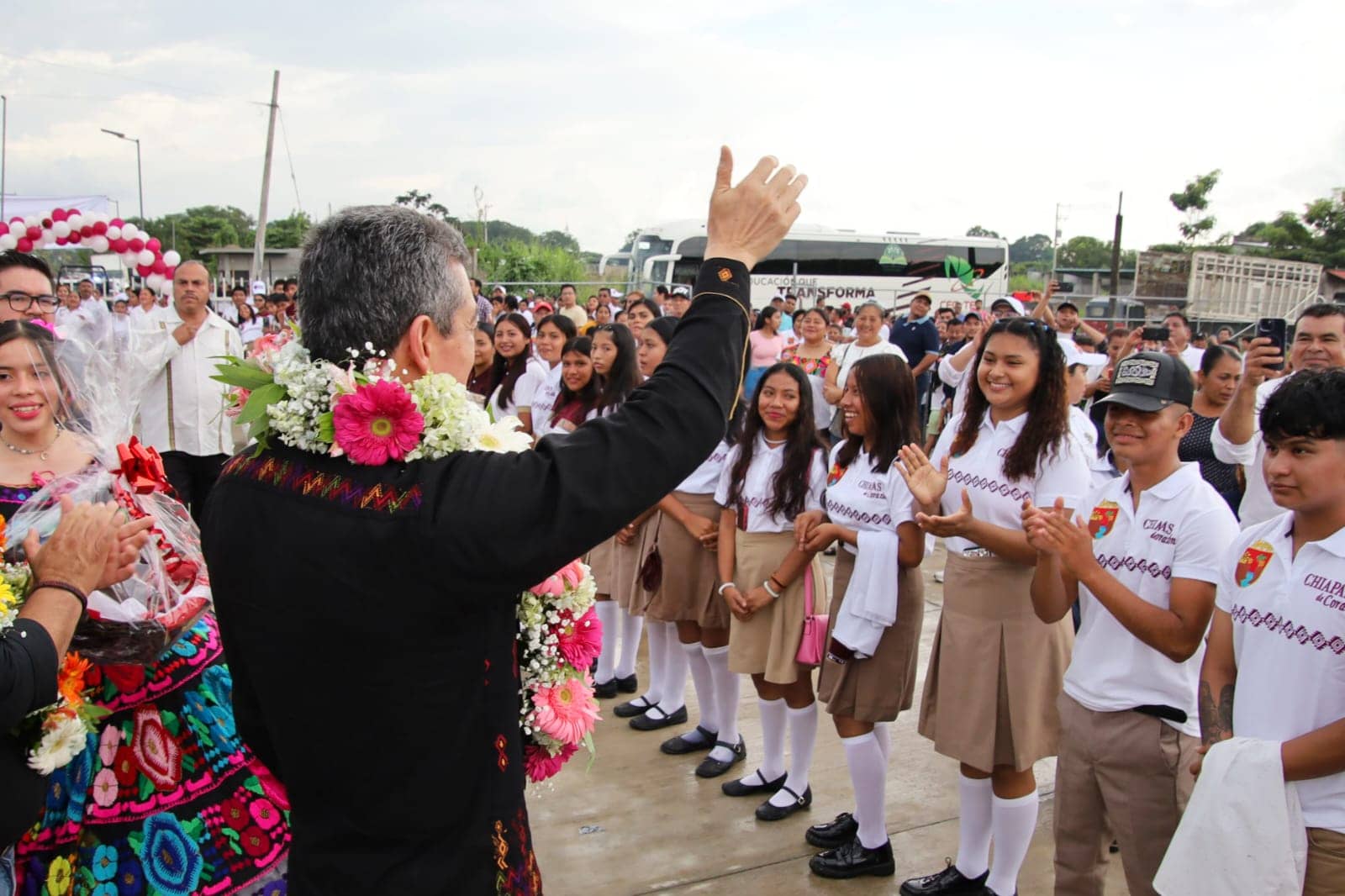 Rutilio Escandón inaugura infraestructura educativa en el CETIS No. 85 de Huixtla • El gobernador entregó la reconstrucción de aulas que fueron afectadas por sismos, obra en la que se invirtieron 9.8 millones de pesos • Destacó que se atiende al sector educativo para que la niñez y la juventud puedan estudiar en espacios seguros y de calidad Durante la inauguración de la infraestructura educativa del Centro de Estudios Tecnológicos Industrial y de Servicios (CETIS), Plantel No. 85, del ejido Aquiles Serdán, del municipio de Huixtla, consistente en aulas didácticas y obra exterior, el gobernador Rutilio Escandón Cadenas destacó que, gracias al disciplina financiera que se impulsa en la entidad, se sigue atendiendo al sector educativo para que la niñez y la juventud estudien en espacios seguros y de calidad. Al indicar que esta obra, en la que se invirtieron 9.8 millones de pesos, era necesaria debido a que la infraestructura resultó con afectaciones por los sismos, el mandatario señaló que su gobierno generó ahorros suficientes para destinarlos de forma responsable en este tipo de acciones, las cuales contribuyen al bienestar de todas y todos. “Lo que hicimos en este CETIS no es un gasto, es una inversión, porque de acá van a salir futuros profesionistas que van contribuir al desarrollo del estado”, expresó al destacar que los logros obtenidos en este sexenio rebasaron la meta sexenal propuesta en el Plan Estatal de Desarrollo. Subrayó que en Huixtla no sólo se han rehabilitado, ampliado y reconstruido las escuelas, centros de salud y hospitales, sino que también se han destinado importantes recursos a la infraestructura vial, carretera y deportiva. El director general del Instituto de Infraestructura Física Educativa (Inifech), Enoc Gordillo Argüello, expuso que con esta obra se da cumplimiento al compromiso asumido con la población estudiantil, de otorgar espacios seguros y de calidad. Informó que en este sexenio, en Huixtla se han invertido más de 77 millones de pesos en beneficio de 25 planteles de diversos niveles educativos. En representación del Ayuntamiento de Huixtla, el regidor Adulfo de León Cruz reconoció el compromiso y la cercanía que el gobierno de Rutilio Escandón tiene con la gente y sus causas, como en esta ocasión en que se fortalece la infraestructura educativa de este plantel con la construcción de aulas dignas y seguras. A nombre de las y los beneficiados, Roberto Alejandro Villatoro Ríos expresó su emoción y agradecimiento al gobernador por la entrega de estas aulas climatizadas en las que los estudiantes podrán desarrollar sus actividades y convivir de manera armoniosa. “Estamos emocionados y agradecidos por estos nuevos espacios, por ello, nos comprometemos a seguir esforzándonos en nuestros estudios y poner en alto nuestra escuela y a Chiapas”, agregó. La directora del CETIS No. 85, Claudia Pérez Bravo, relató cómo desde 2016 y tras los últimos sismos que han afectado a Chiapas, el Edificio B de esta institución fue dictaminado como de alto riesgo; sin embargo, gracias a la visión y humanismo del mandatario, hoy se cuenta con instalaciones dignas y adecuadas, por lo que le agradeció a él y a su equipo de trabajo por atender las necesidades de las y los adolescentes. Asistieron: la vocal del Comité de Madres y Padres de Familia, Dulce Espinoza Solís; el comisionado responsable de la Dirección General de Educación Tecnológica y de Servicios, Luis Fernando Ramos Macías; estudiantes, madres y padres de familia, y personal docente y administrativo de esta institución educativa.