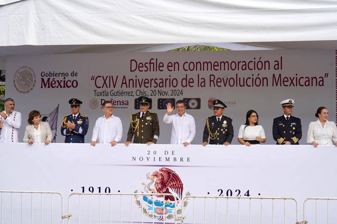 Rutilio Escandón presencia desfile cívico por el 114 Aniversario del inicio de la Revolución Mexicana