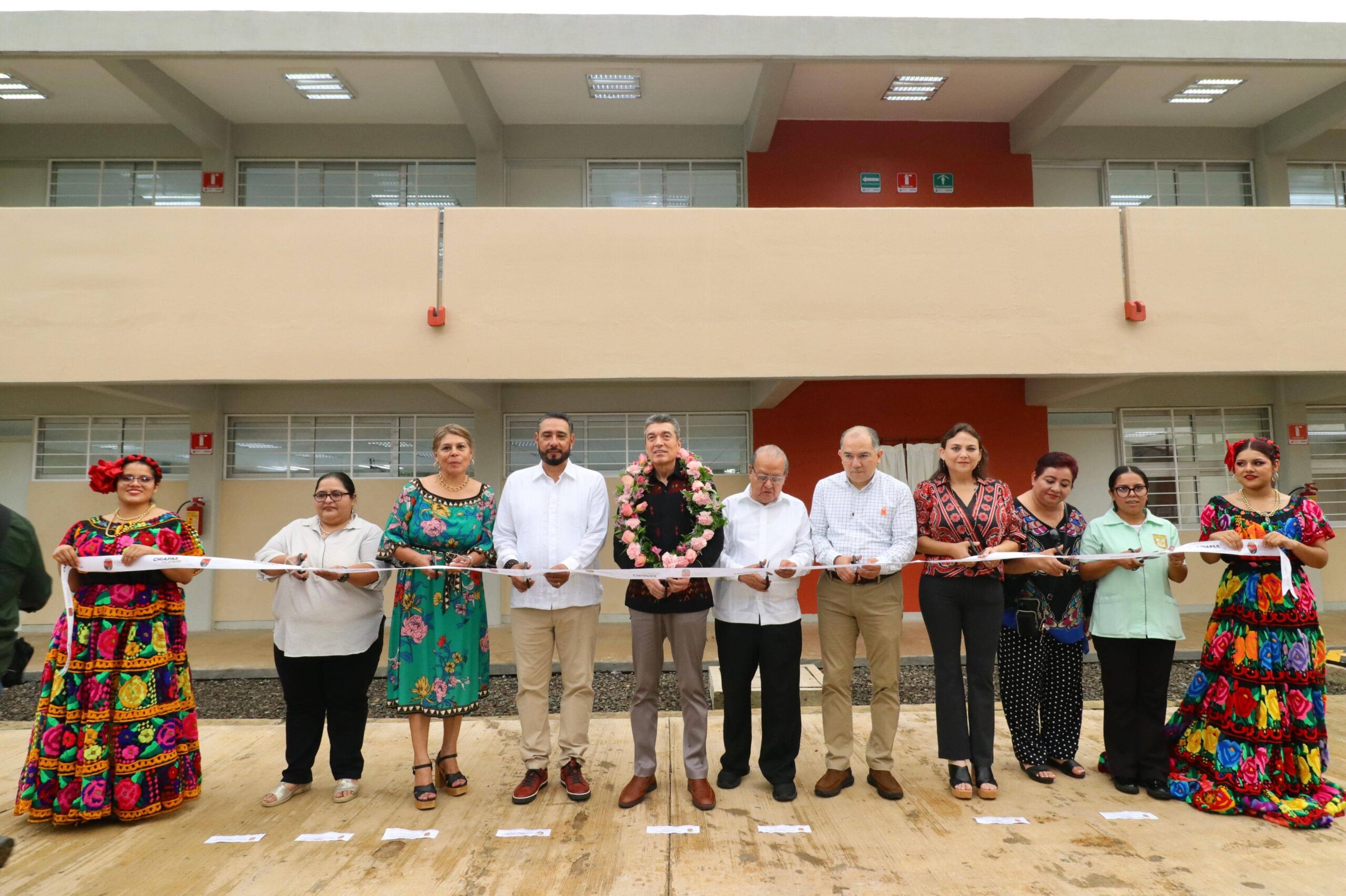 Rutilio Escandón entrega edificios de la Escuela Superior de Trabajo Social, en Tuxtla Chico