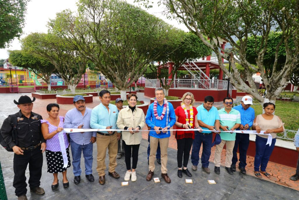 En Ixhuatán, Rutilio Escandón inaugura la Unidad Deportiva “Santa Cruz” y Parque Público