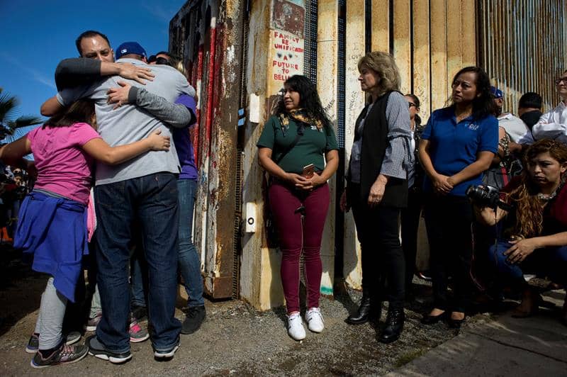 Familias se reencuentran en la frontera de EU