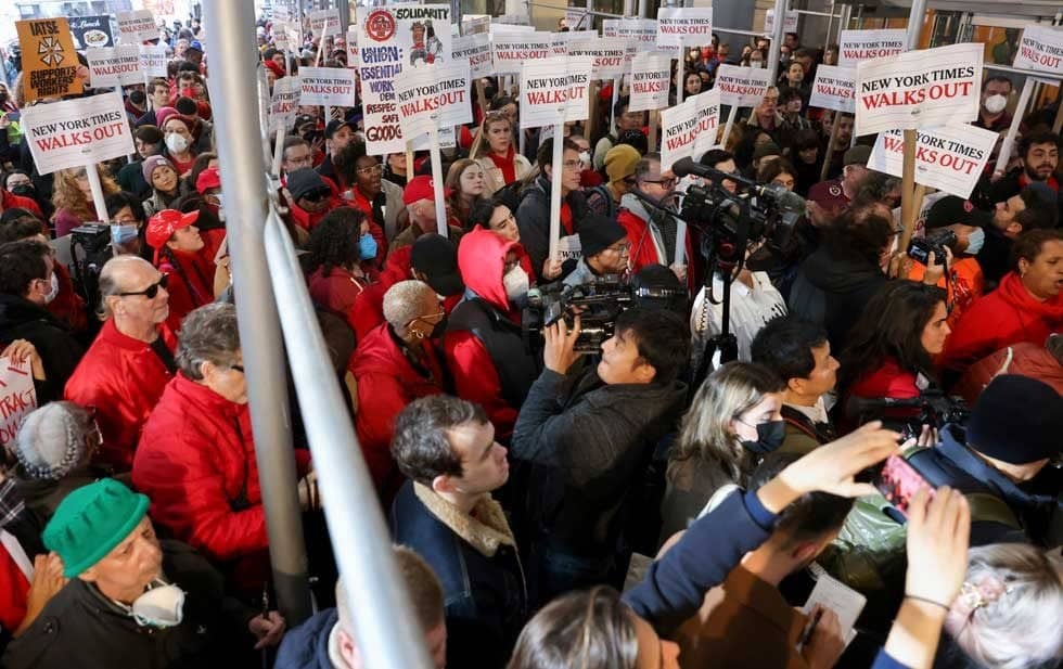 Trabajadores del The New York Times se declaran en huelga; piden aumento salarial y protección contra despidos improcedentes