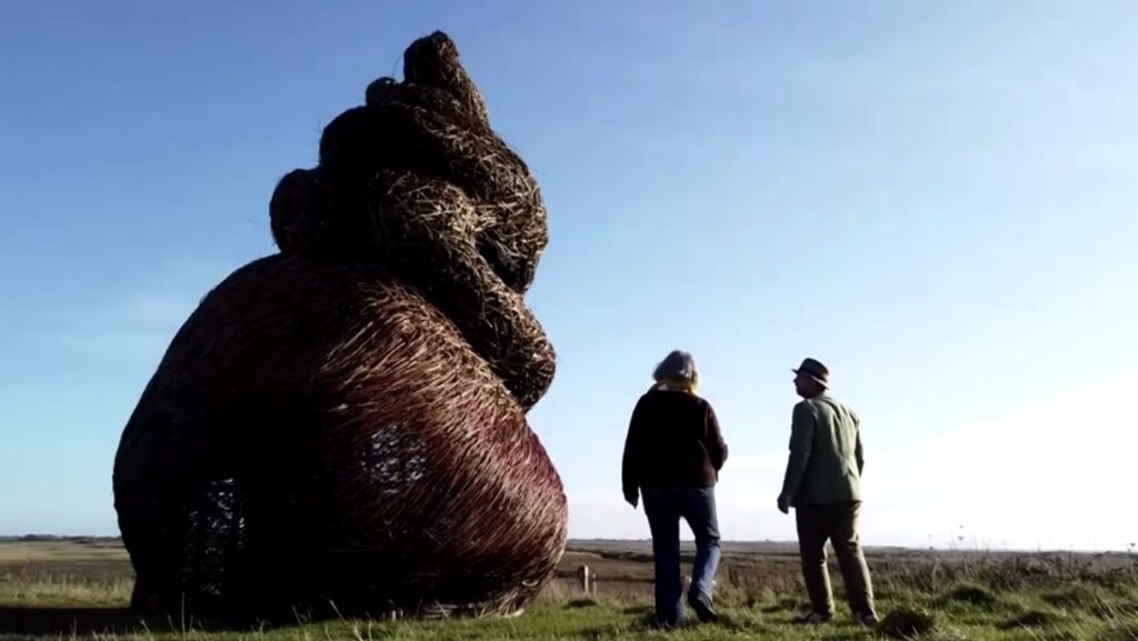 Escultura en inglaterra tiene gran parecido con el emoji de “caca” y desata críticas