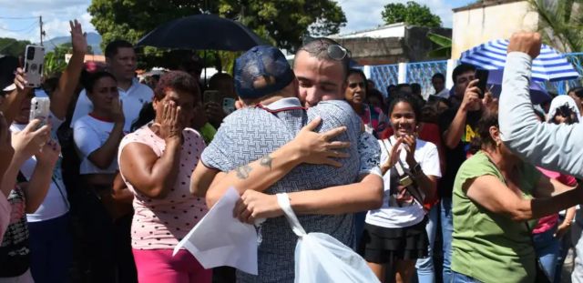 Venezuela libera a un centenar de detenidos por vitoria de Maduro