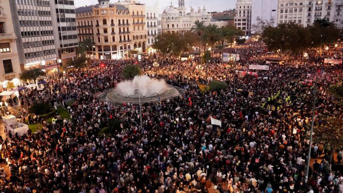 Miles exigen en Valencia la renuncia de sus autoridades; crisis por inundación