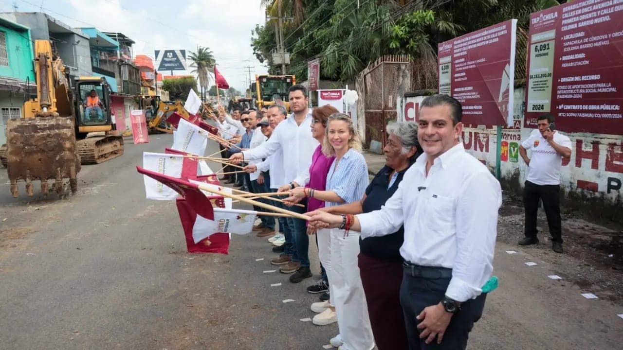 Yamil Melgar da banderazo de inicio a la pavimentación hidráulica de calles en Barrio Nuevo