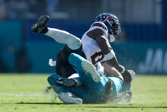 La NFL suspende a Azeez Al-Shaair de los Houston Texans por violento golpe a Lawrence