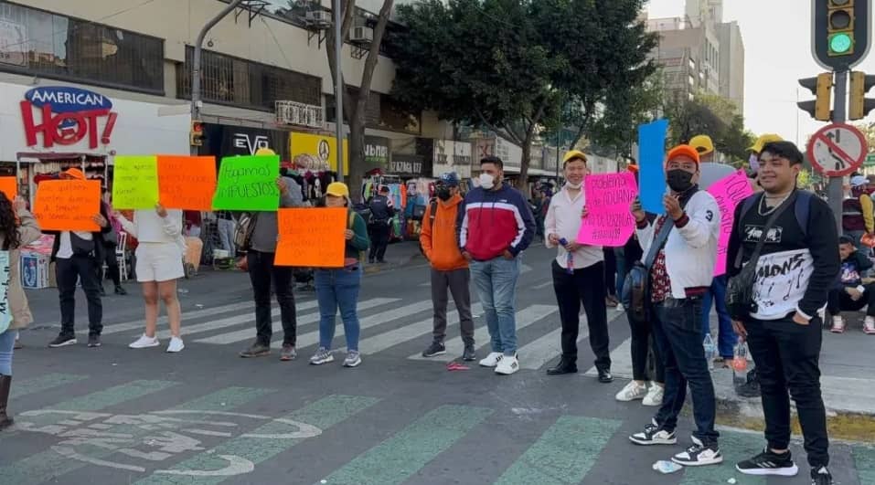 Queremos trabajar!; Comerciantes y trabajadores de Plaza Izagaga 89 realizan bloqueo para exigir reapertura del lugar