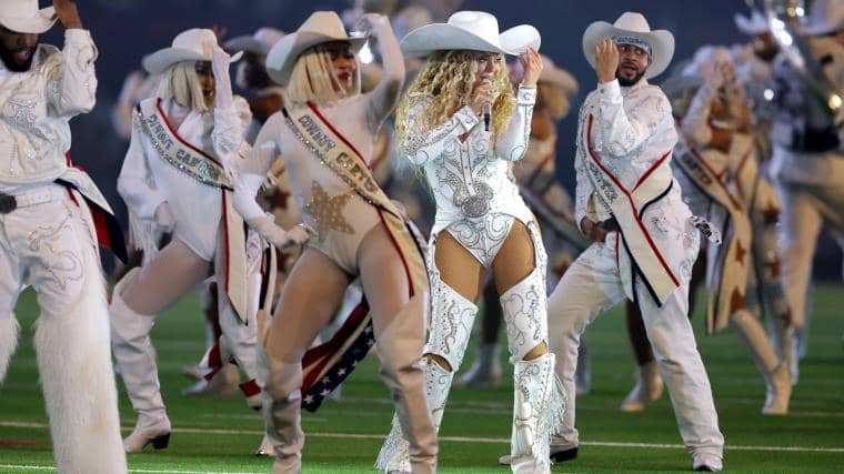 Beyoncé sorprende con un espectáculo histórico en el medio tiempo navideño de la NFL