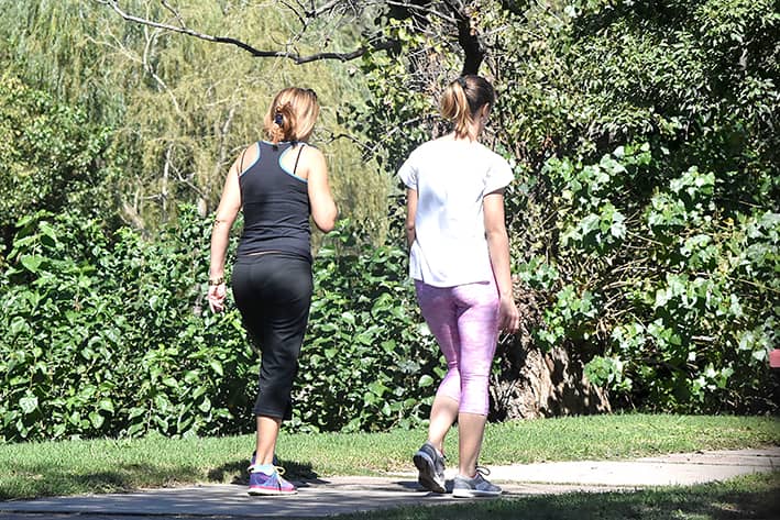 Cuántos pasos diarios hay que dar para mejorar la salud mental, según un nuevo estudio