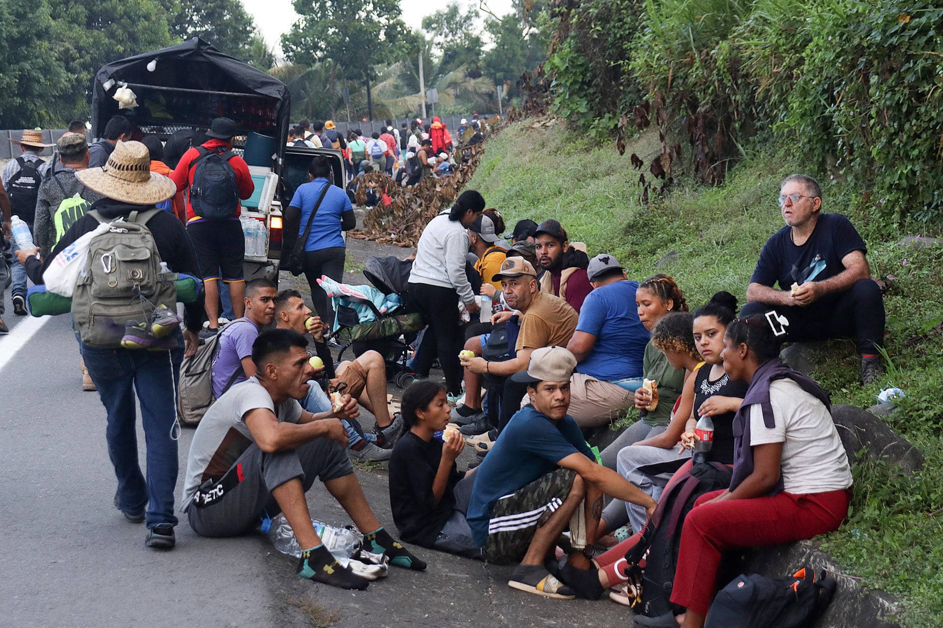 Caravana avanza a pesar de acoso por parte de Migración