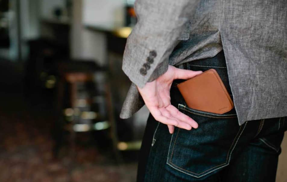 ¿Por qué no deberías guardar tu cartera en el bolsillo de atrás del pantalón, según un médico?