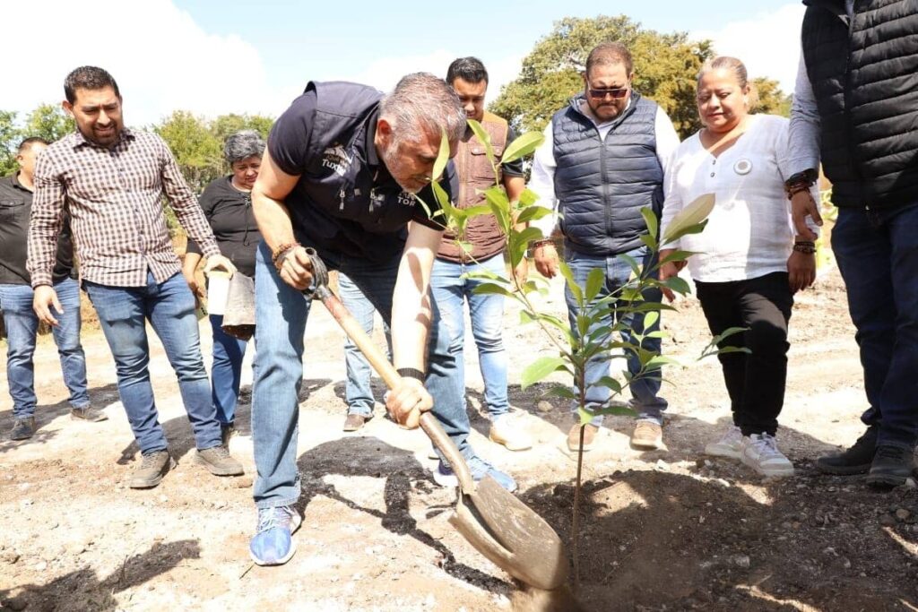 Continuamos con Embellece Tu Parque y Arboleando Tuxtla ahora en El Jobo Angel Torres 1