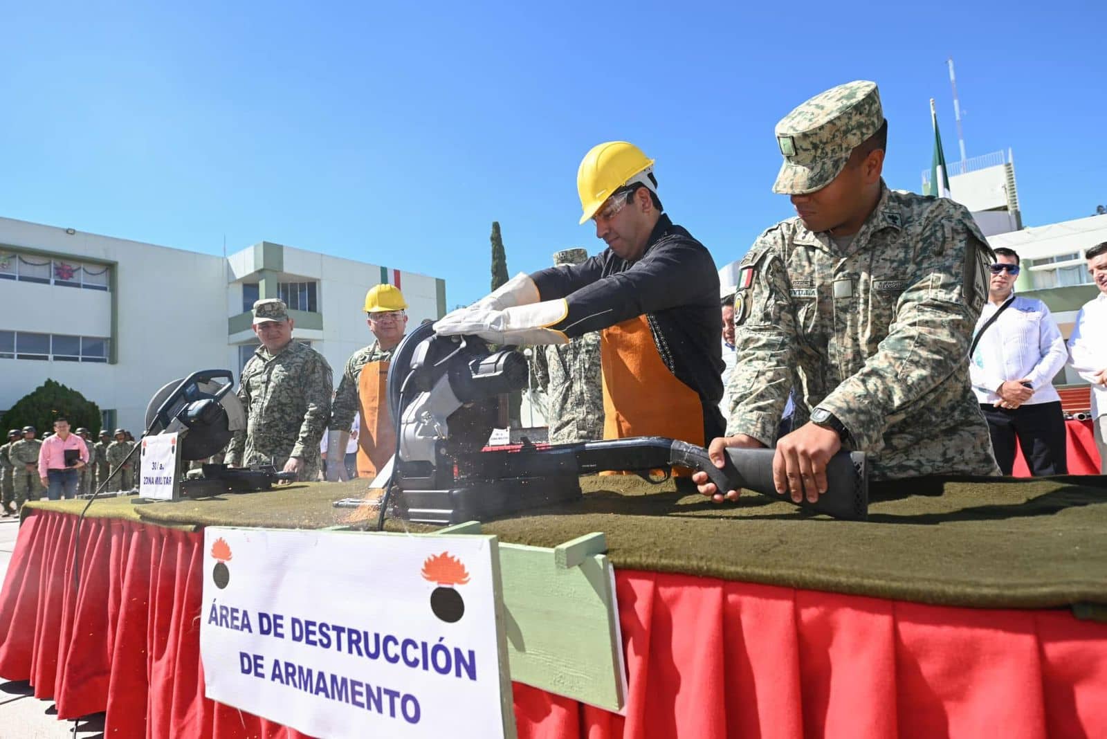 Eduardo Ramírez participa en destrucción de armas; celebra trabajo coordinado