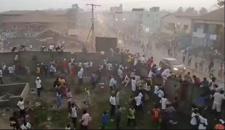 Estampida tras partido de futbol provoca tragedia en Guinea; reportan 56 personas muertas