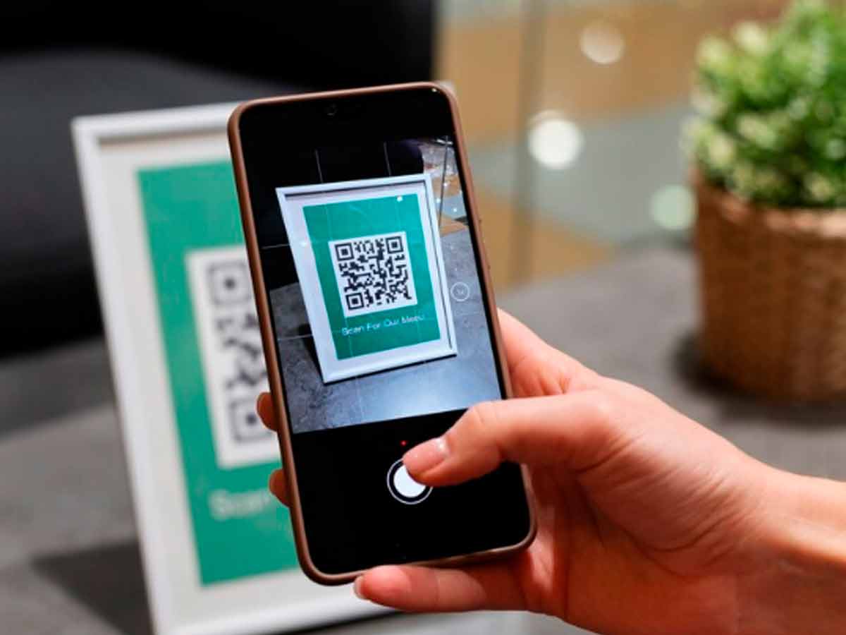 SSPC alerta por posibles fraudes con códigos QR falsos en parabuses y supermercados, ve cómo identificarlos