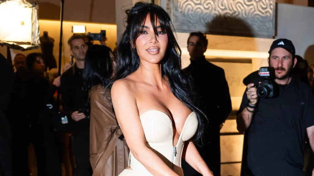 Kim Kardashian conquista con escote abierto en apertura de Skims en Nueva York