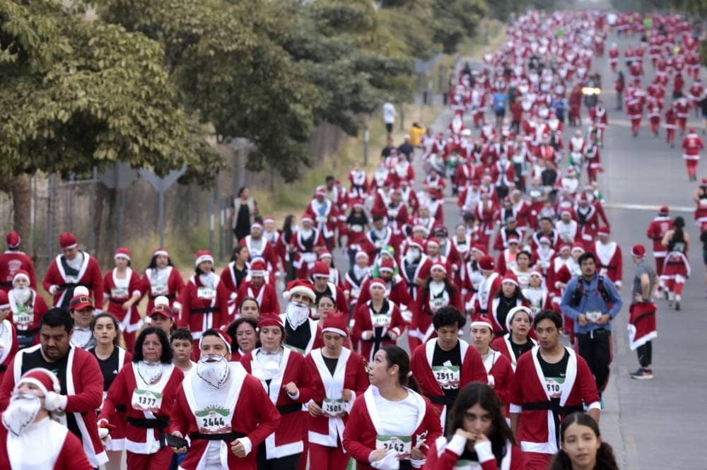 Marea roja de Papás Noel se lanza a carrera navideña en Guadalajara