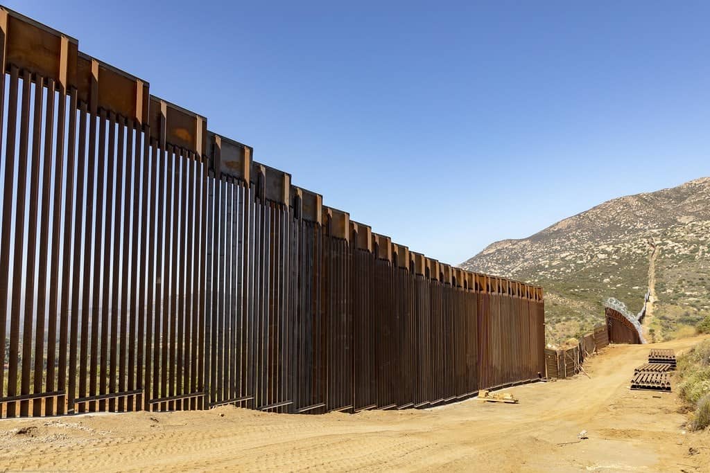 Trump promete continuar construcción del muro con México; 'es una pared muy cara'