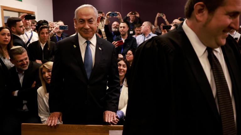 Netanyahu testifica por su juicio de corrupción; acusa 'persecusión política'