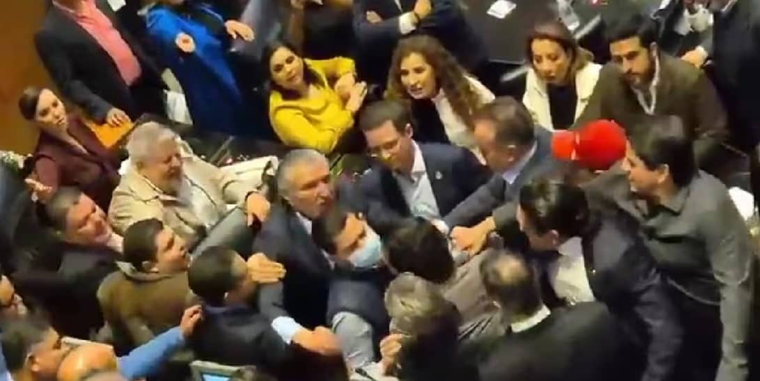 Pelea en el Senado: Adán Augusto López empuja al panista Enrique Vargas del Villar