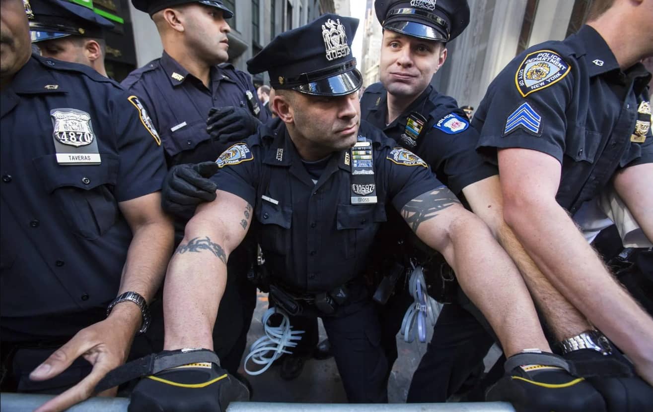 Unidad de la policía de Nueva York realizaba arrestos ilegales y 'cateos' sin ropa