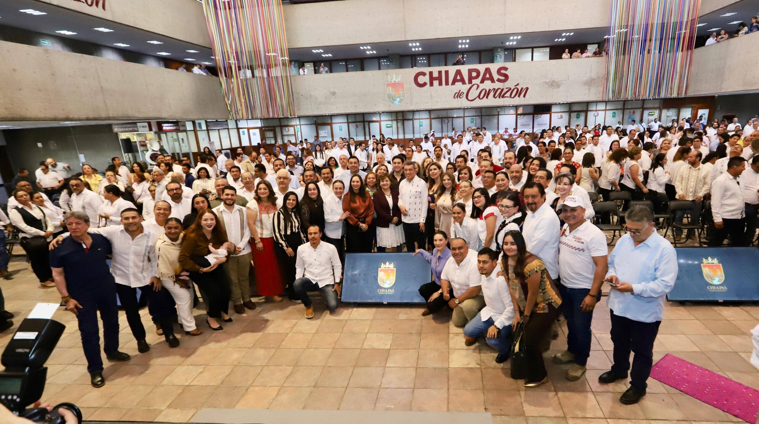 Congreso, aliado de la Nueva ERA *Presidente Luis Ignacio Avendaño toma protesta a Eduardo Ramírez como gobernador constitucional de Chiapas. Tuxtla Gutiérrez, Chiapas; 08 de diciembre de 2024.- En sesión solemne, la Sexagésima Novena Legislatura del Congreso del Estado, presidida por el diputado Luis Ignacio Avendaño Bermúdez, tomó la protesta al doctor Eduardo Ramírez Aguilar como gobernador constitucional del estado de Chiapas para el periodo 2024-2030. En el evento, realizado en el Polyfórum Mesoamericano, nombrado recinto oficial y sede del Poder Legislativo, el líder del Parlamento realizó la investidura de Eduardo Ramírez Aguilar, acompañado del magistrado presidente del Poder Judicial, Juan Carlos Moreno Guillén; el representante de la presidenta de la República, Claudia Sheinbaum Pardo, el secretario de Marina, Pedro Raymundo Morales Marina. Luis Ignacio Avendaño apuntó la trascendencia del acto solemne y destacó que las y los diputados son aliados del desarrollo y la paz del estado, por ello seguirán trabajando en beneficio de esta Nueva ERA. Al hacer uso de la palabra posterior a la toma de protesta, el gobernador Eduardo Ramírez señaló que Chiapas requiere paz y gobernabilidad. Esto se va a lograr -dijo- abriendo la conciencia e implementando proyectos de desarrollo que tomen en cuenta a todos los sectores, tal como fue el llamado hace 30 años del obispo Samuel Ruiz García. Manifestó que en Chiapas estamos listos para el segundo piso de la cuarta transformación y refrendó que para ello trabajará de manera coordinada con la presidenta de la República, Claudia Sheinbaum Pardo, y ratificó: “Que se escuche fuerte, la paz volverá a los caminos de Chiapas”. Asimismo, sostuvo que la base de su gobierno será la transparencia, la sana rendición de cuentas y el combate a la corrupción. Finalmente, Eduardo Ramírez Aguilar refrendo ante el pueblo que trabajará de la mano de todos los sectores para construir el Chiapas que todos nos merecemos y convocó a abrir la conciencia y el corazón, para trabajar juntos en solidaridad en esta nueva ERA de unidad, de reconciliación. A esta sesión solemne del Congreso asistieron como invitados especiales el presidente del Senado de la República, Gerardo Fernández Noroña; los senadores Adán Augusto López Hernández, y Ricardo Monreal Avila. Así también, la presidenta de MORENA, Luisa María Alcalde; el secretario de MORENA, Andrés Manuel López Beltrán; gobernadoras y gobernadores de diversos estados de la República; ex gobernadores de Chiapas; ministras de la Suprema Corte de Justicia de la Nación; senadores y diputados del Congreso de la Unión; representantes del Ejército y Marina; rectores de las universidades, el gabinete legal y ampliado y público en general.