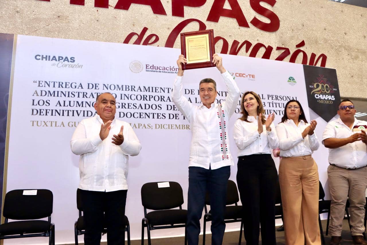 El gobernador sostuvo que, además de hacer justicia laboral, este acto reconoce la vocación y el compromiso de ayudar en la educación de la juventud chiapaneca. En ese marco, el mandatario también entregó mil 63 títulos a estudiantes egresados del Cecyte Chiapas. Resaltó que, tras muchos años de abandono, en seis años este subsistema se ha transformado gracias al trabajo en unidad entre autoridades y sindicatos.