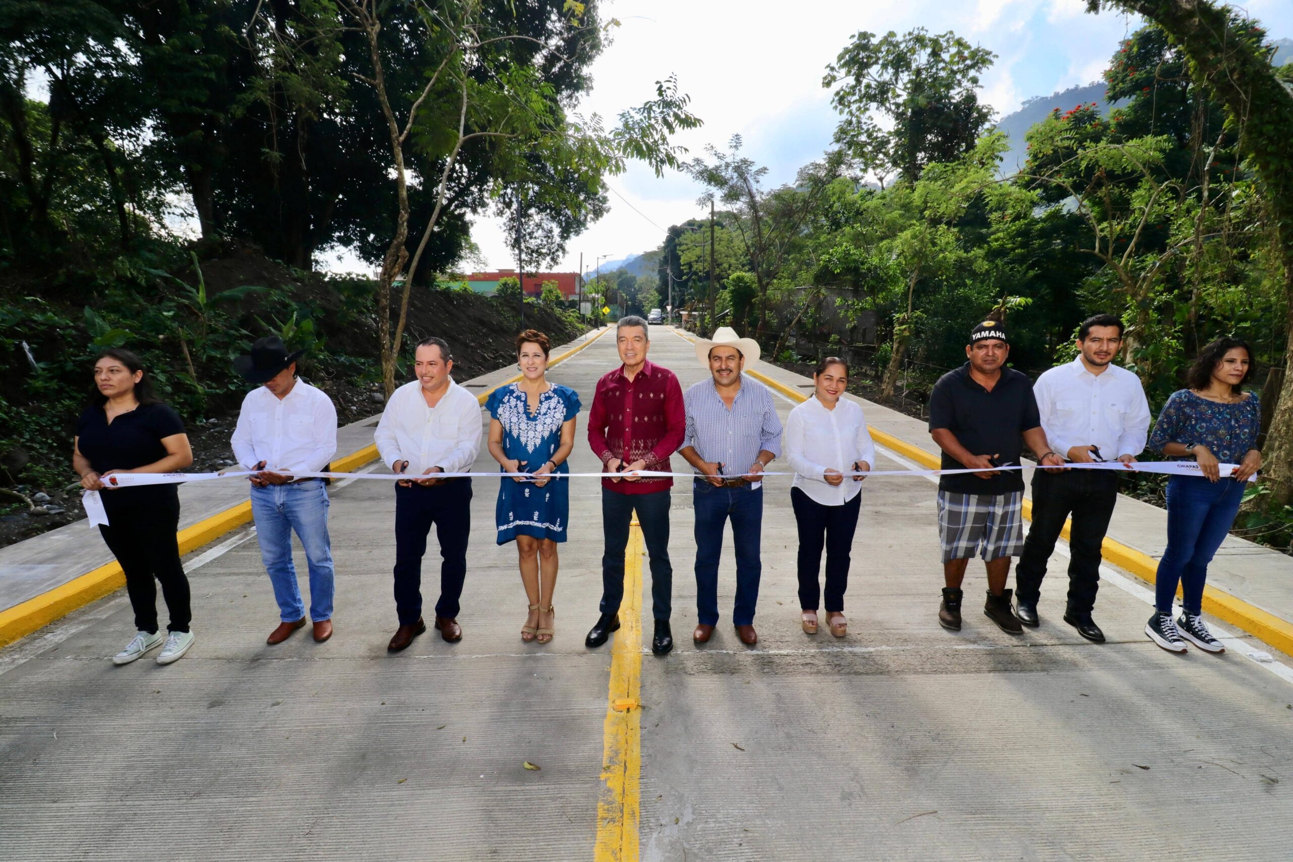 En Ostuacán, inaugura Rutilio Escandón pavimentación de calles y supervisa rehabilitación del templo San Juan Apóstol