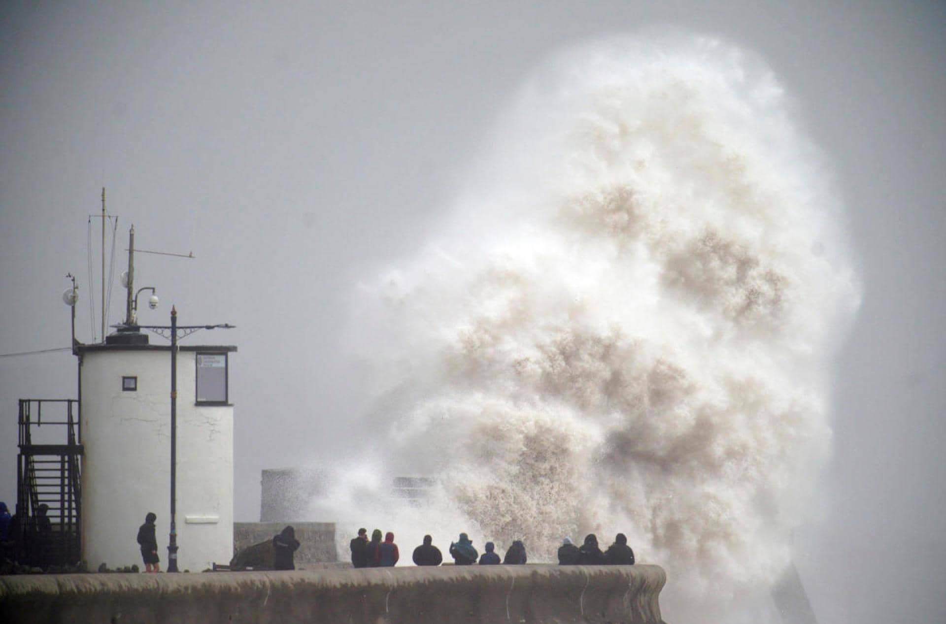 Tormenta 'Darragh' azota al Reino Unido, deja cortes de energía y cancelaciones de trenes