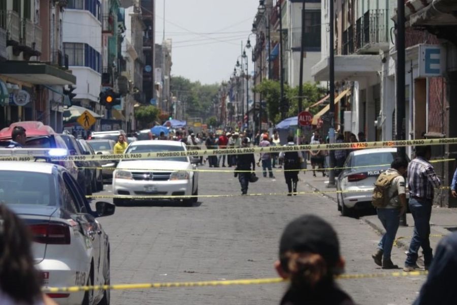 Un herido de bala deja riña de ambulantes en pleno Centro Histórico de Puebla